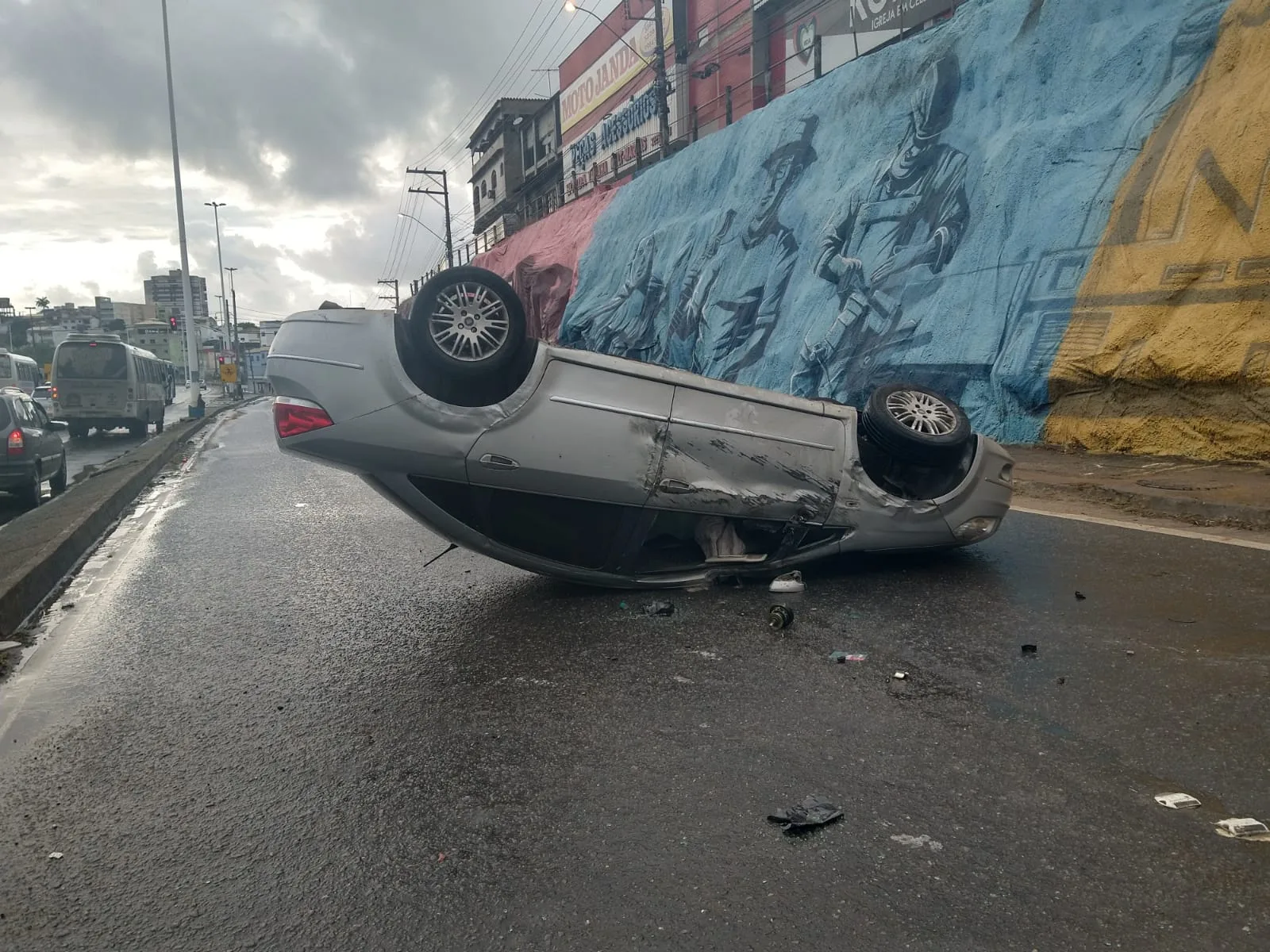 Motorista capota com carro e pista fica interditada na BR-262, em Cariacica