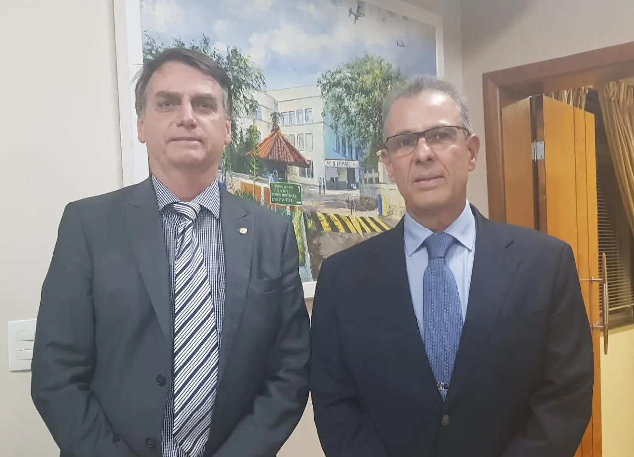 Bolsonaro anuncia almirante para ministério de Minas e Energia