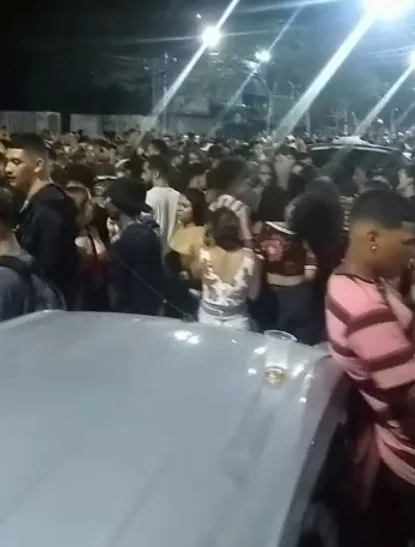 Aglomeração e som alto são registrados na Rua da Lama durante a madrugada