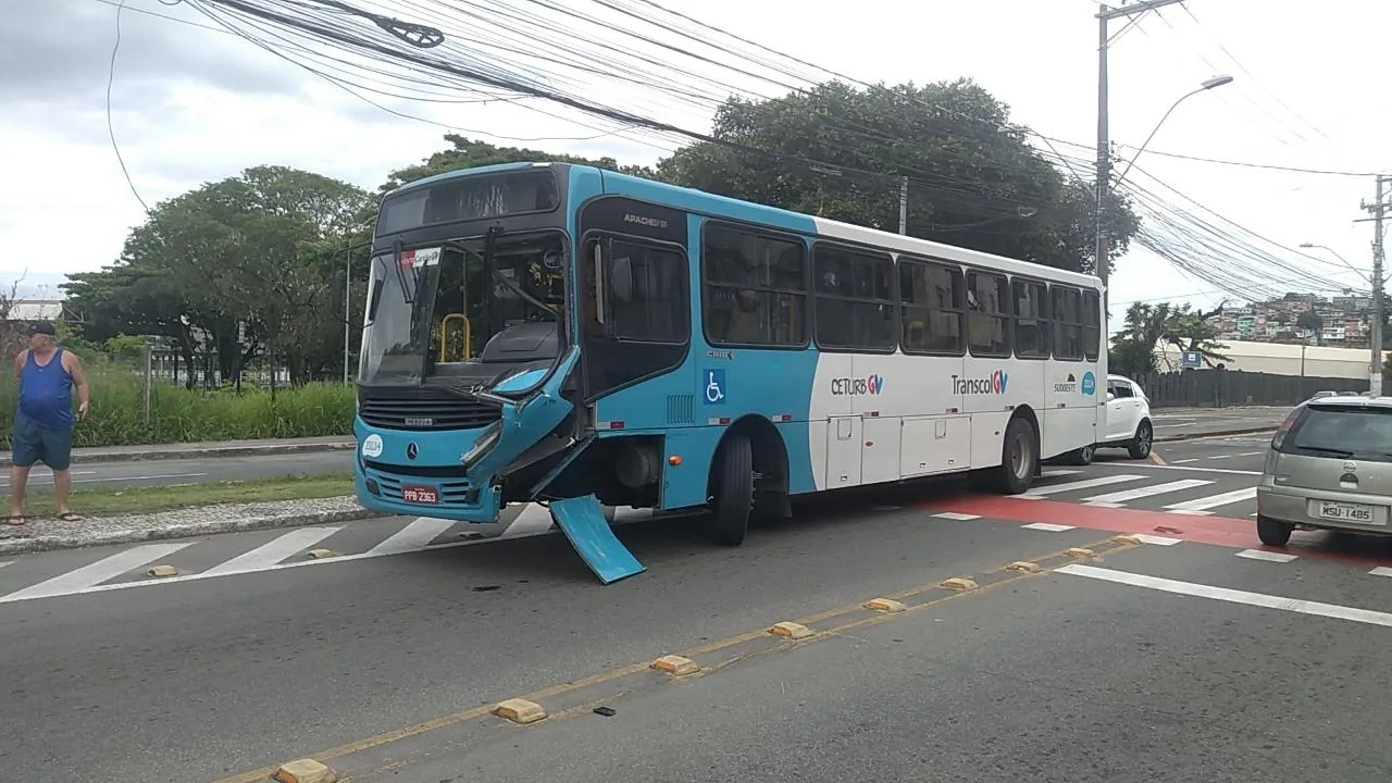 Perseguição acaba em tiroteio e acidente envolvendo ônibus do Transcol em Vitória