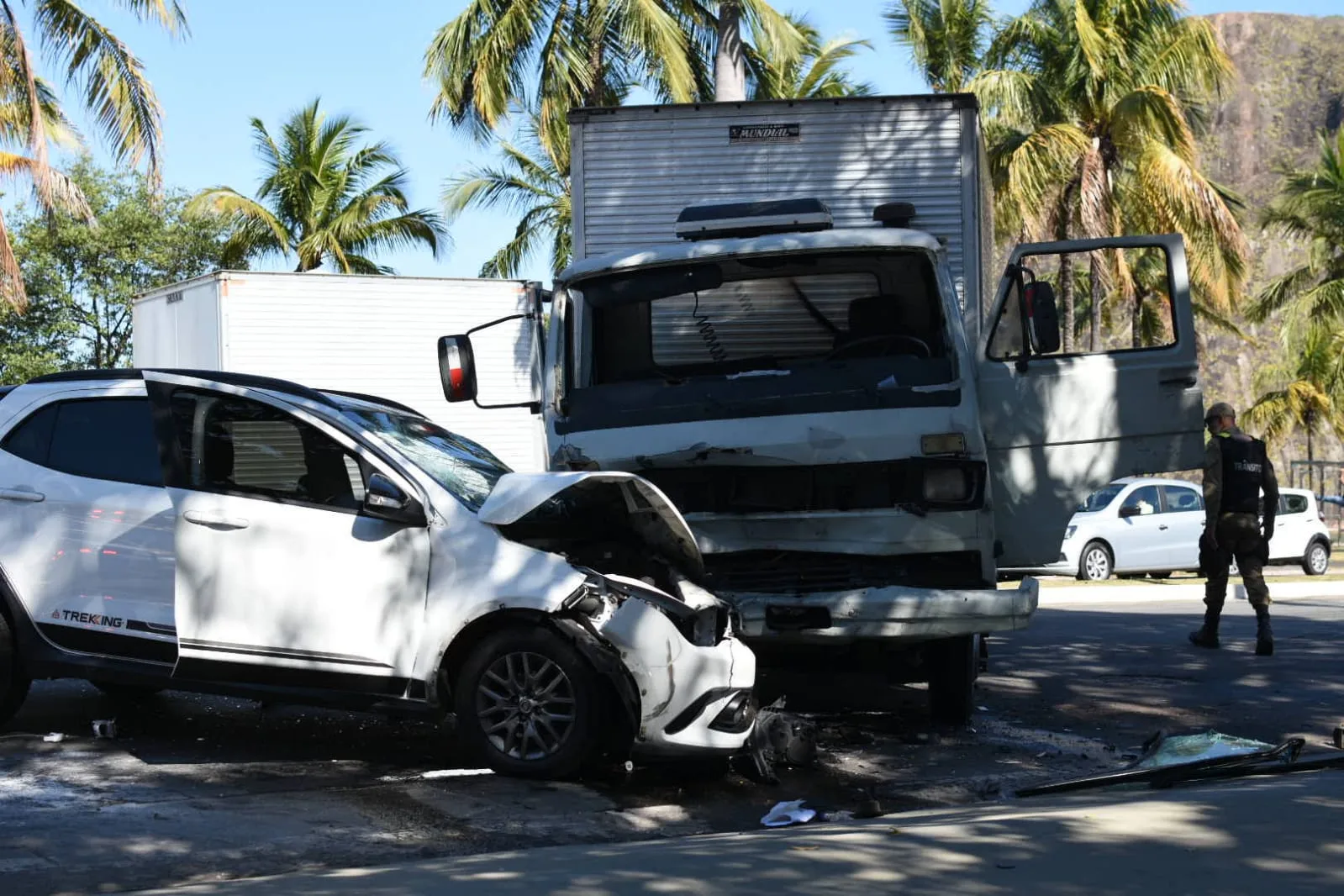 Acidente interdita trânsito e deixa dois feridos na Avenida Beira-Mar