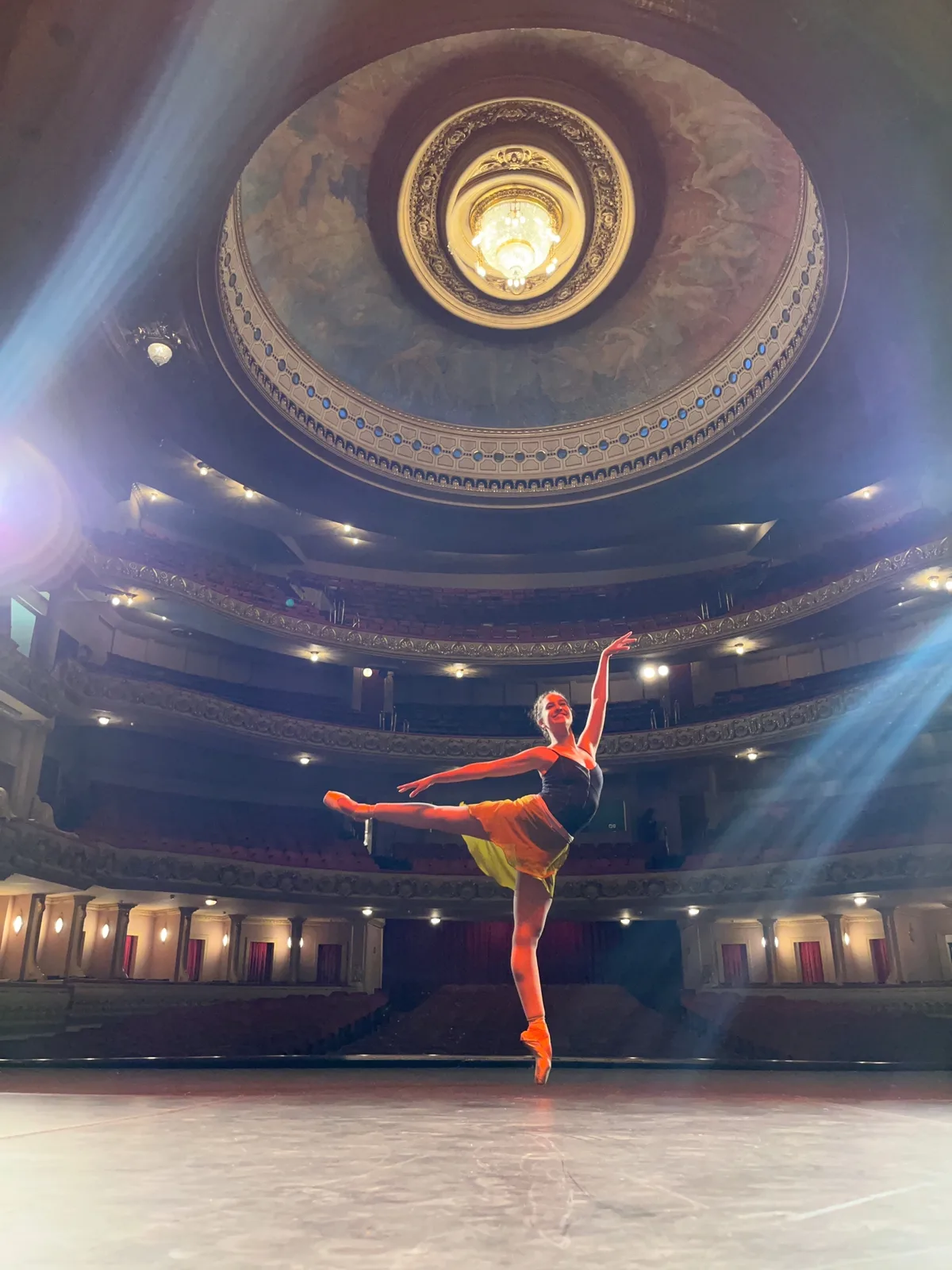 Bailarina do ES faz sucesso em temporada do Theatro Municipal do RJ