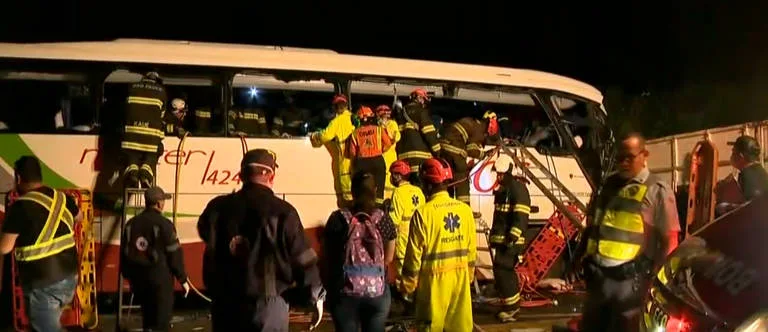 Acidente entre ônibus de turismo e caminhão deixa sete mortos em SP