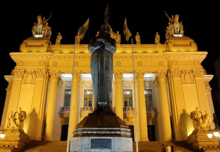 Cristo Redentor e mais três prédios recebem iluminação amarela no Rio