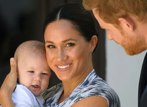 Meghan Markle e príncipe Harry mudam nomes em certidão de nascimento de Archie