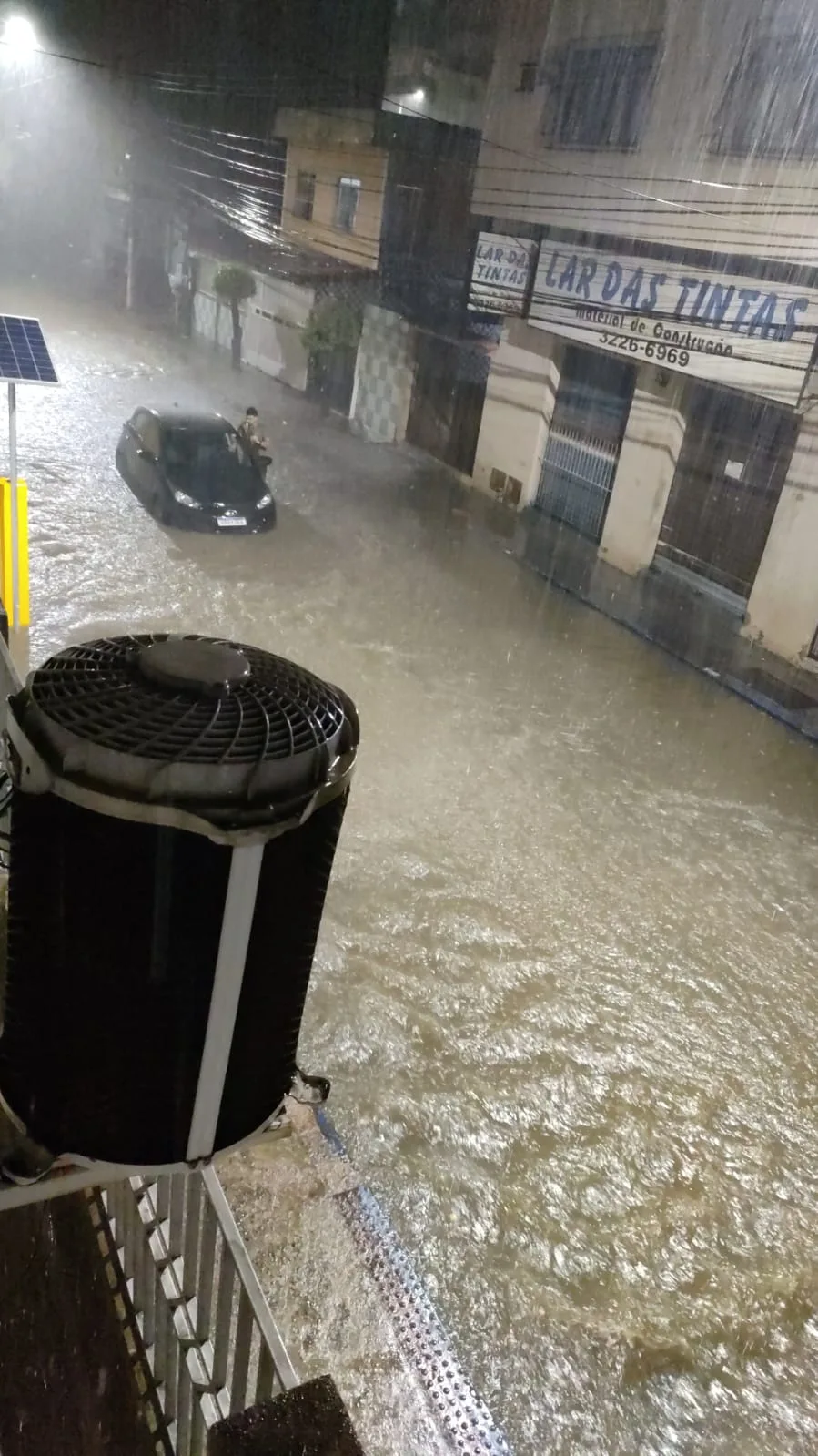 VÍDEO | Chuva, raios e trovões na noite desta terça-feira em bairros da Grande Vitória