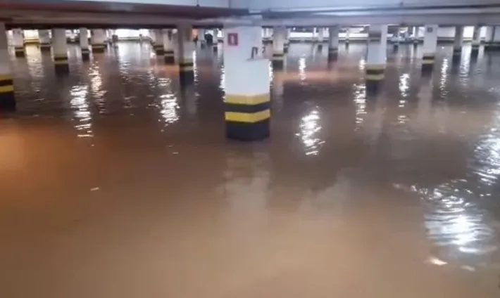 Chuva provoca alagamentos e causa transtornos em Cachoeiro