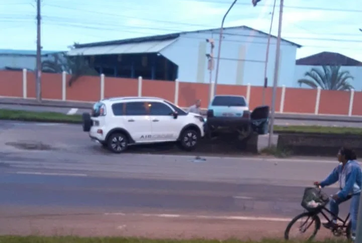 Carro fica suspenso na mureta após acidente na Rodovia do Sol; veja o vídeo