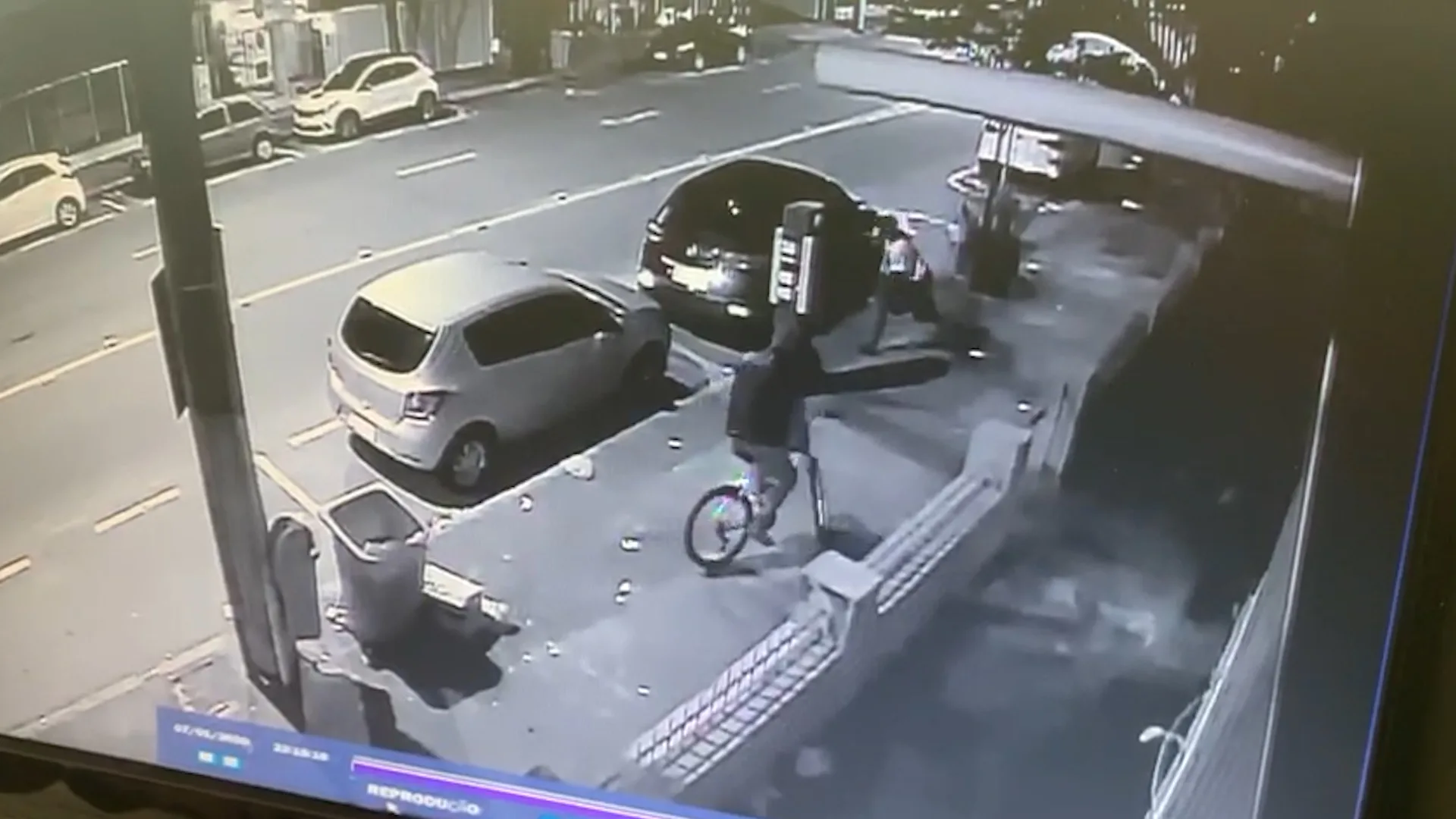 VÍDEO | Carro é arrombado na Praia do Canto; três casos foram registrados só nesta semana