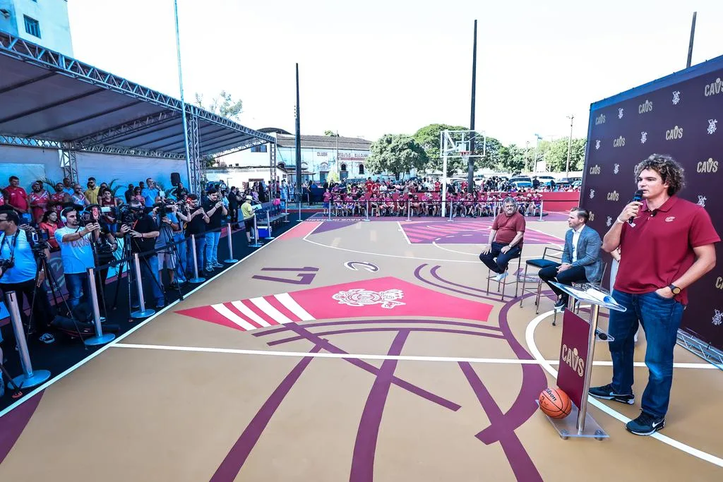 VÍDEO | Filho pródigo: Varejão entrega quadras novas de basquete ao Saldanha