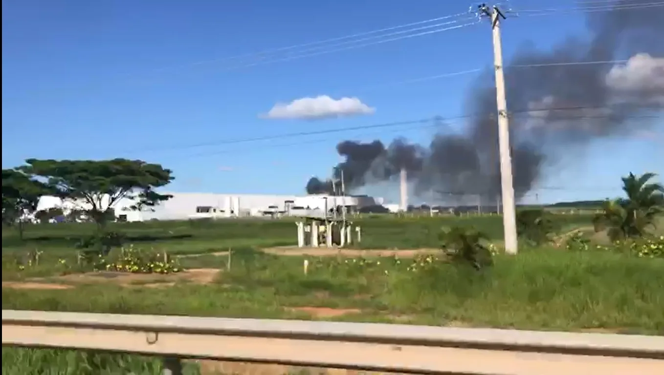 VÍDEO | Incêndio em fábrica de Linhares assusta moradores; fumaça era vista de longe