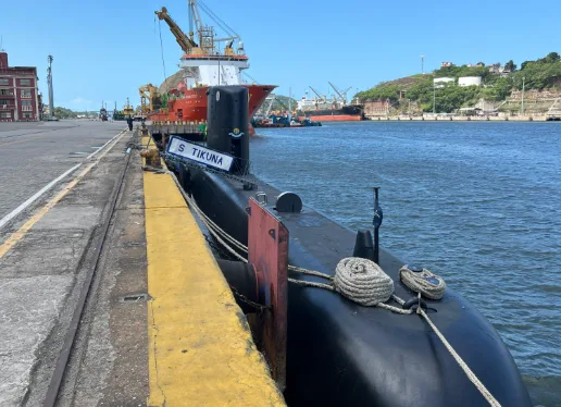 Submarino da Marinha atraca na Baía de Vitória e chama atenção