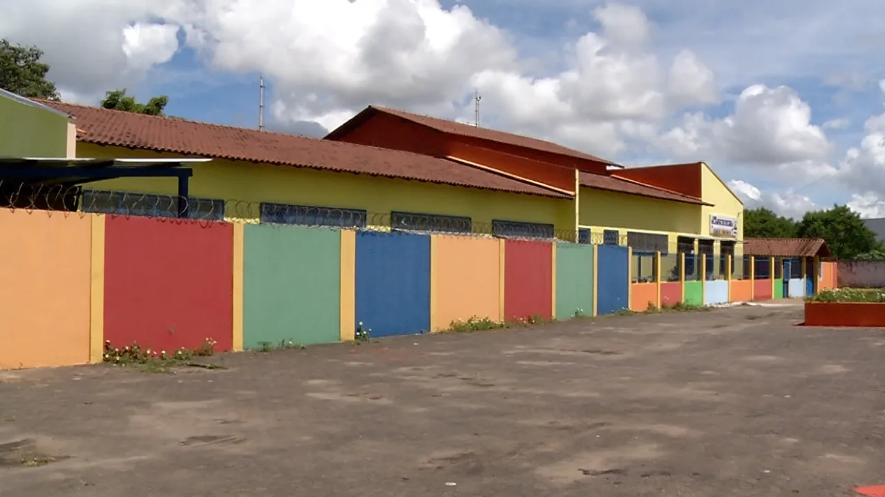 Jovem é encontrado com marcas de tiros na cabeça em terreno baldio ao lado de creche na Serra