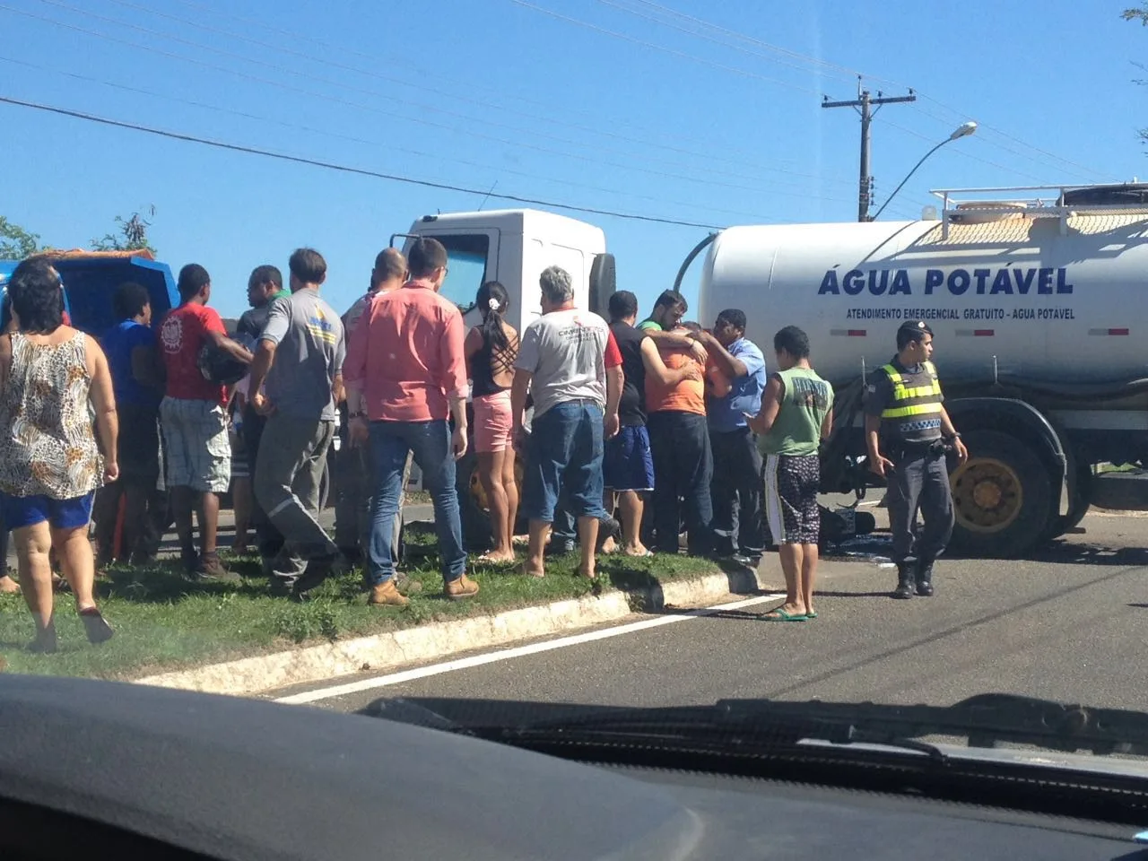 Motociclista morre após bater em caminhão pipa, em Guarapari