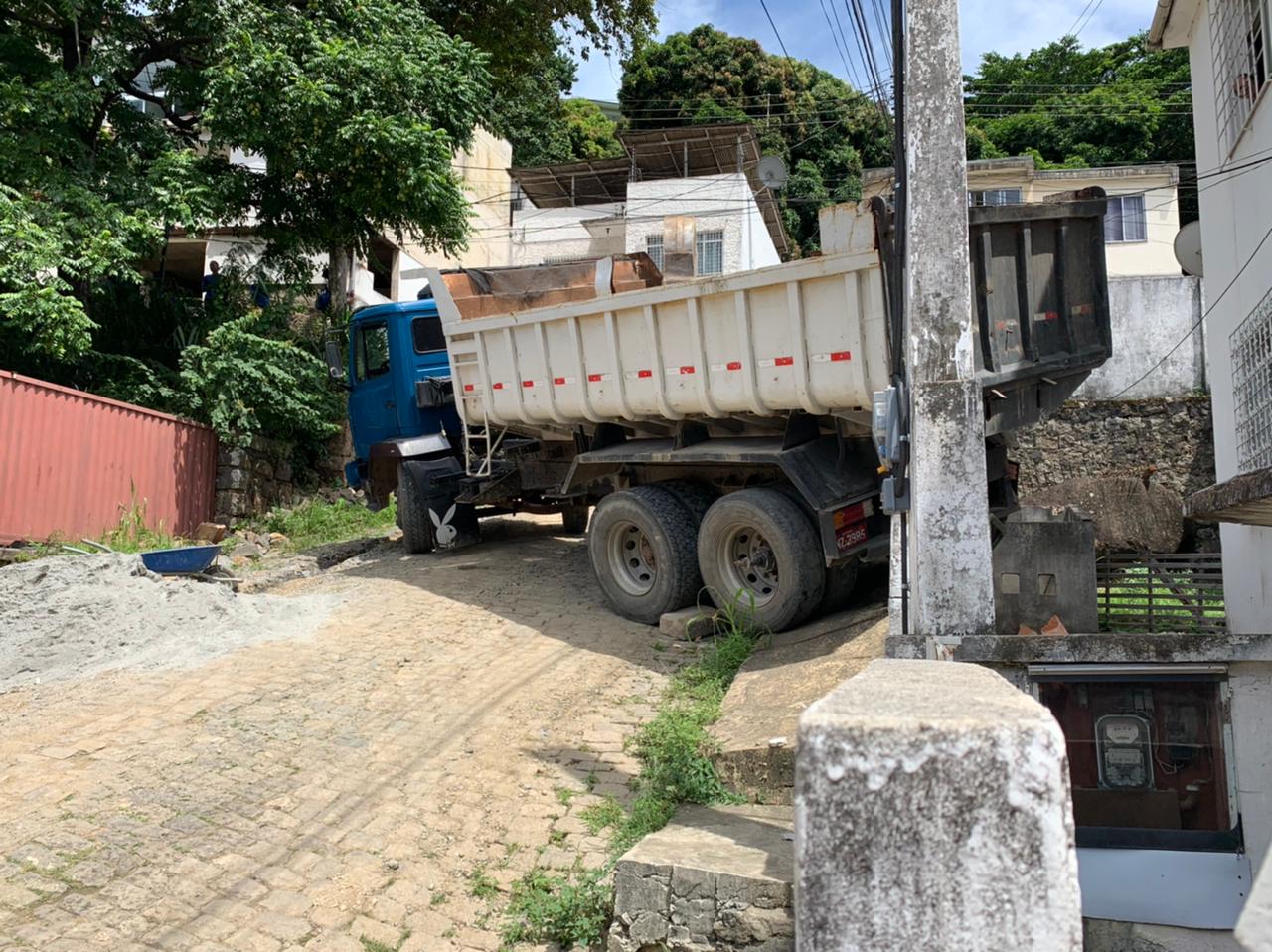 Caminhão atinge muro de casa em Vitória