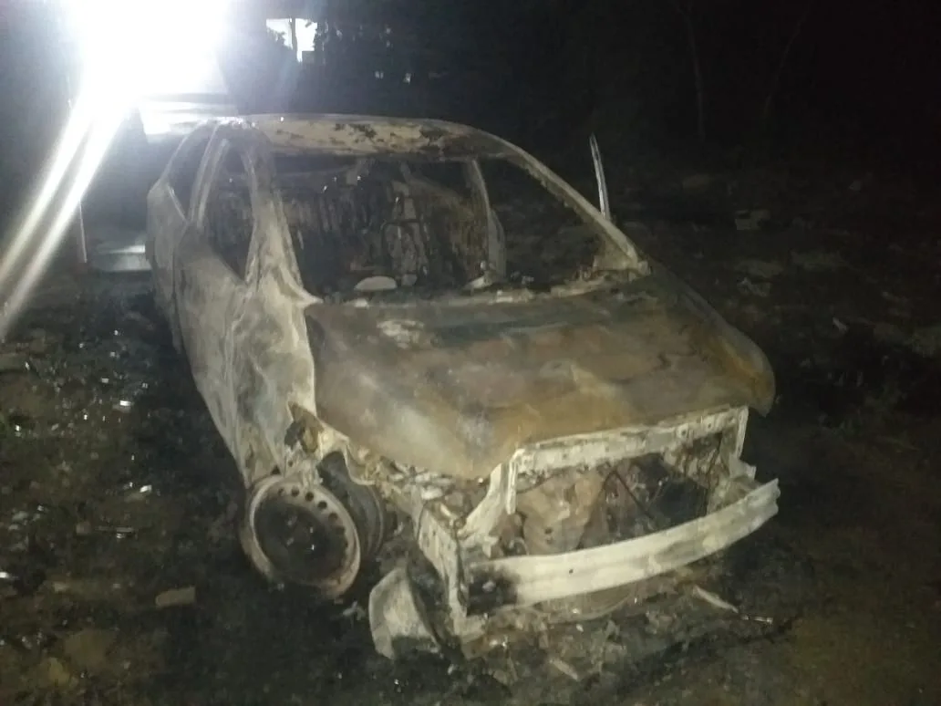 VÍDEO | Criminosos roubam carro para destruir loja, furtam roupas e colocam fogo no veículo na Serra