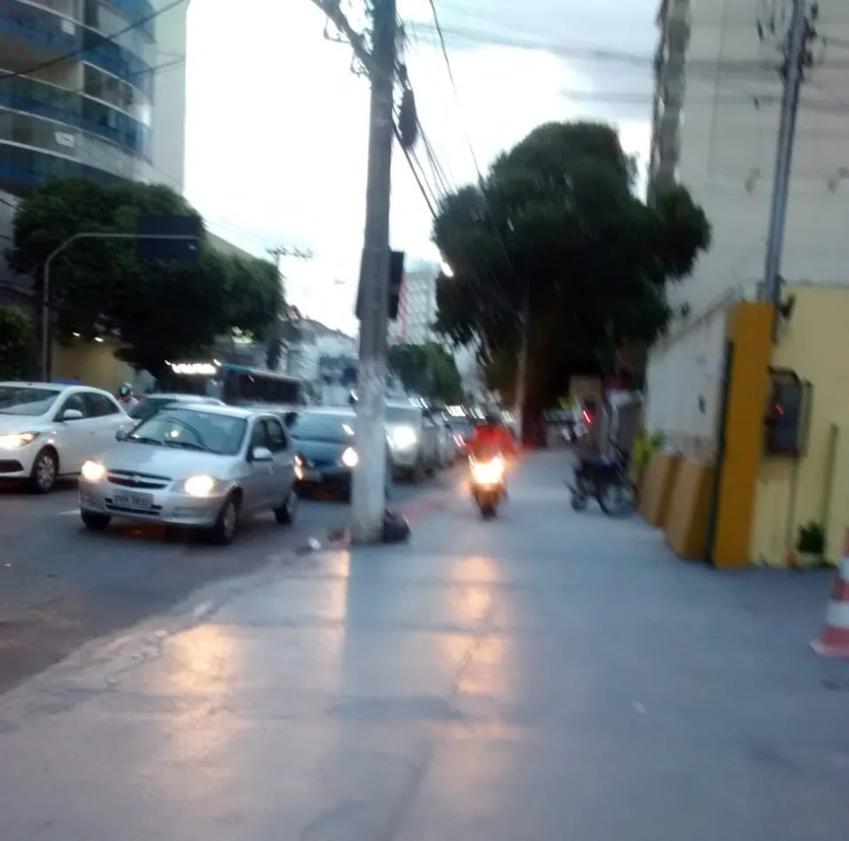 Motociclistas invadem calçada para fugir de trânsito na terceira ponte, em Vitória