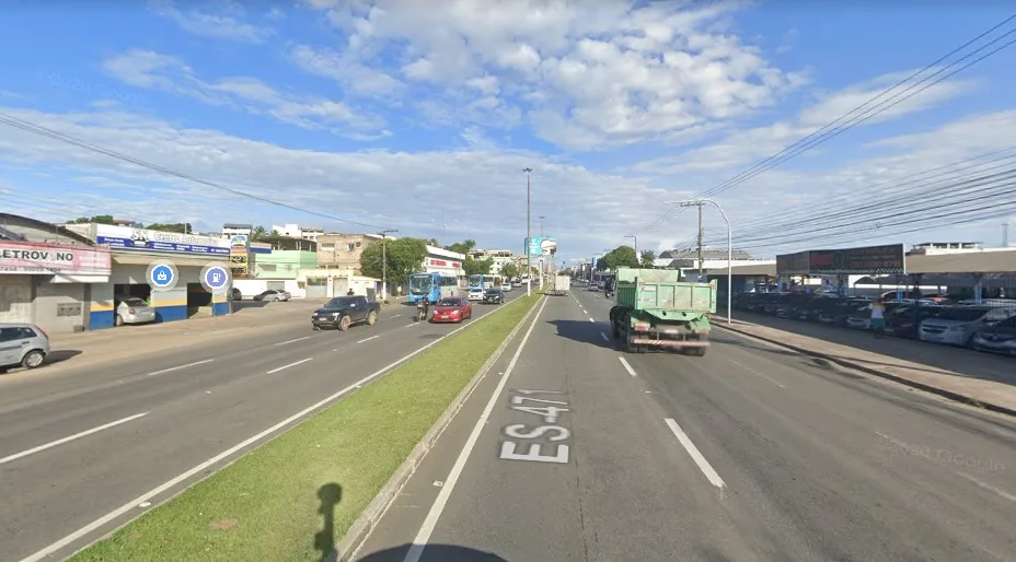 Motociclista fica ferida no pescoço após ser atingida por linha de pipa em Vila Velha