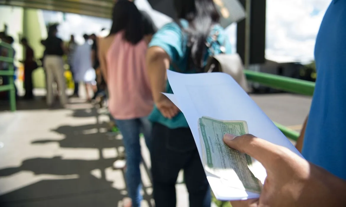 Movimento no último dia para o eleitor tirar o título pela primeira vez, pedir a transferência do documento para outro domicílio eleitoral ou fazer o recadastramento biométrico (Marcelo Camargo/Agência Brasil)