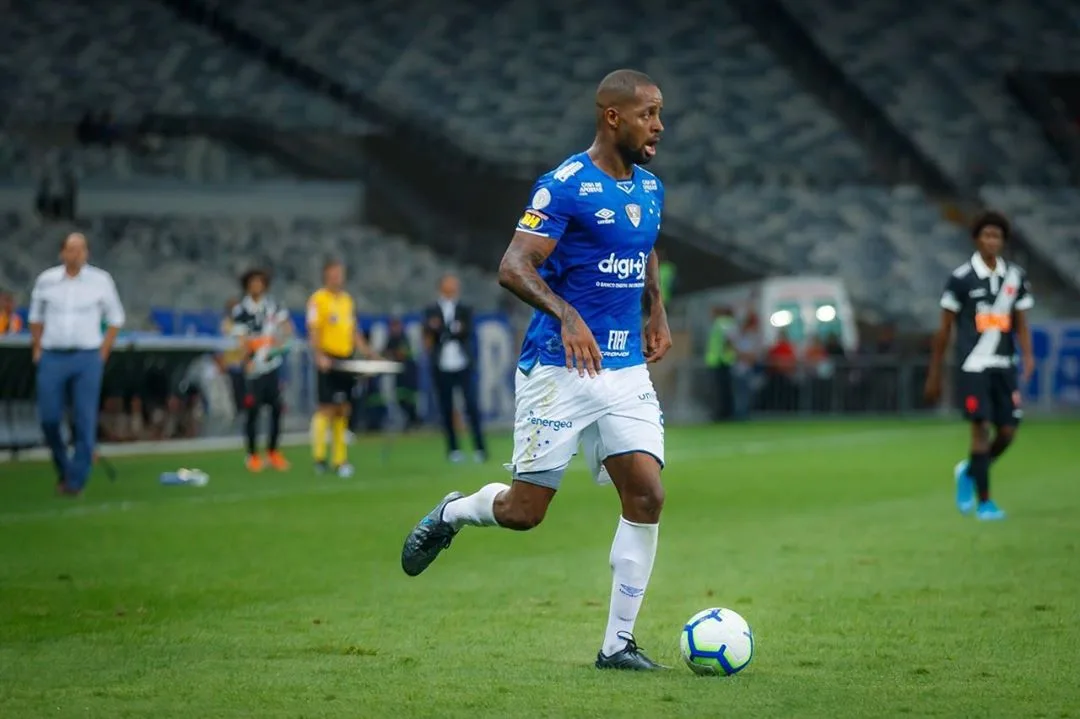 Zagueiro Dedé treina e aumenta chances de reforçar Cruzeiro contra o Flamengo