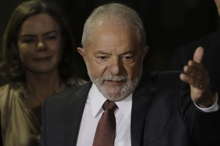 O presidente eleito, Luis Inácio Lula da Silva, acompanhado de seu vice, Geraldo Alckmin e de coordenadores da transição, fala com a imprensa após reunião com o presidente do TSE, ministro Alexandre de Moraes