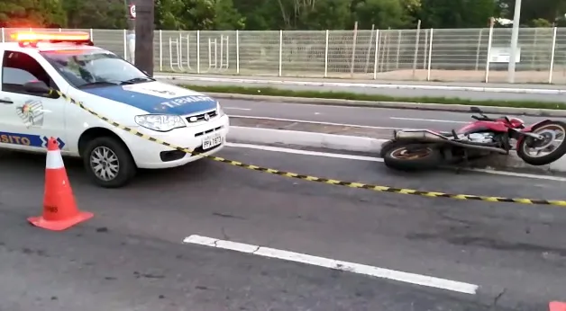 Motociclista morre após bater contra carro e ser arremessado na Serra