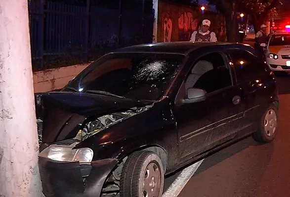 Motorista foge após perder o controle do carro e bater em poste em Vitória