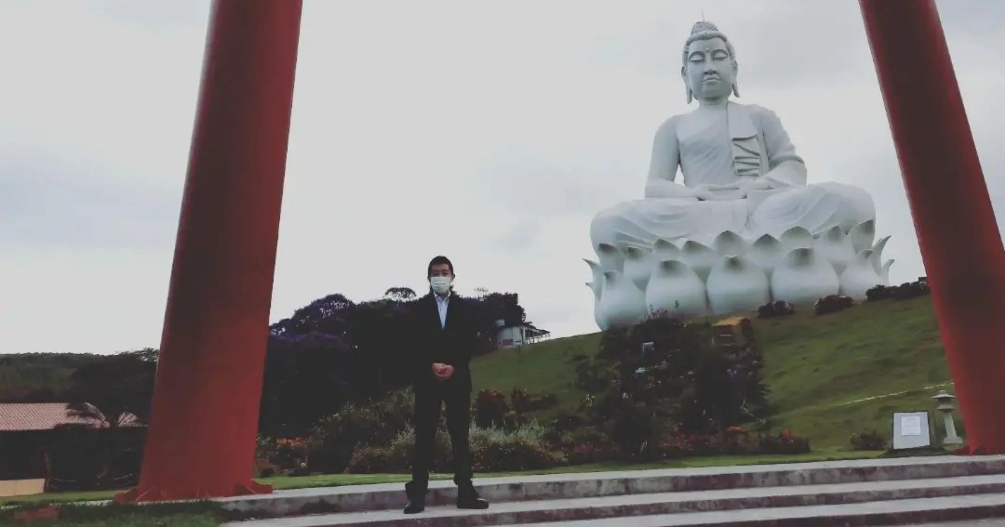 Cônsul-geral do Japão posa e se encanta com Buda gigante no ES: "É imenso!"