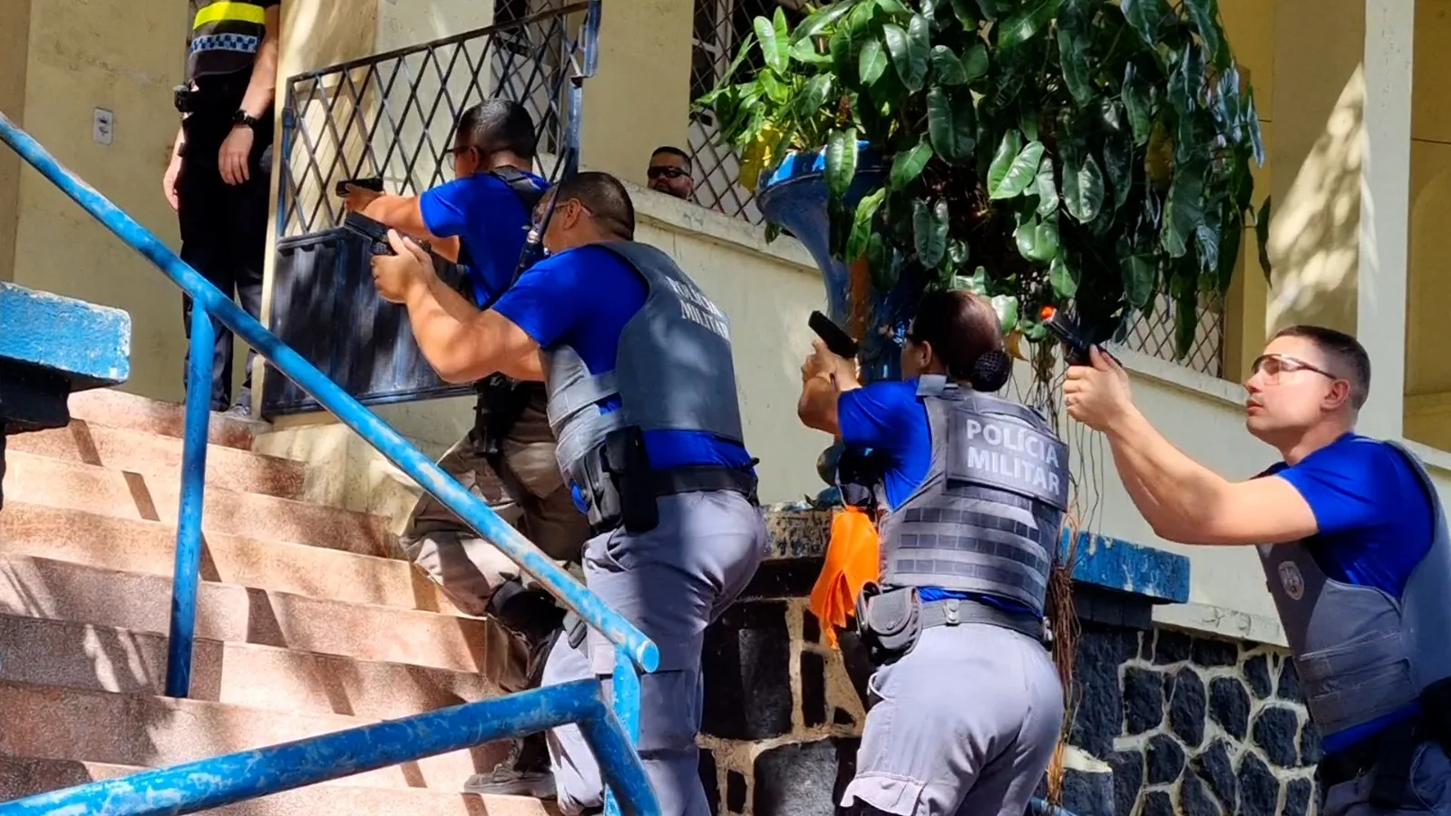 Polícia "invade" escola de Vitória em simulação para reagir a ataques; veja vídeo e fotos