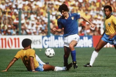 Seleção italiana, clubes e ídolos do futebol fazem homenagens a Paolo Rossi