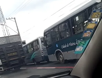 Motoristas de ônibus de Vitória realizam protesto e trânsito congestiona na capital