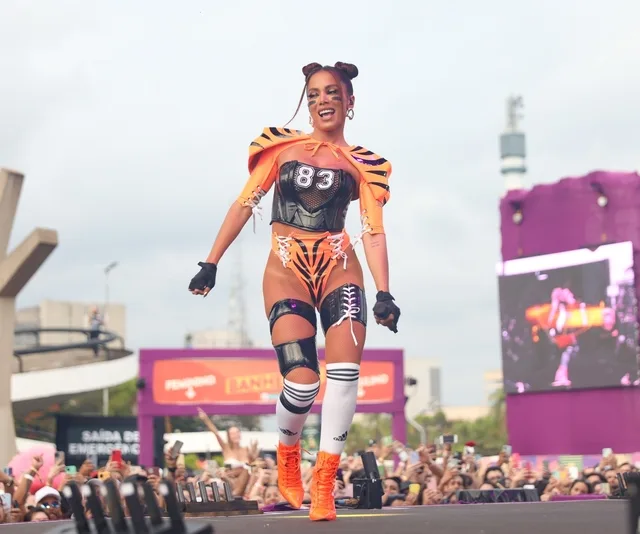 AGN_2313849 - São Paulo, BRASIL  -  Famosos curtem o "Ensaio da Anitta na Arena Carnaval SP", no Memorial da América Latina.

Pictured: Ensaio da Anitta na Arena Carnaval SP

AgNews 12 FEVEREIRO 2022 

BYLINE MUST READ: Lucas Ramos / AgNews

Xico Silva
telefone: (21) 98240-2501
email: agnews.fotografia@gmail.com