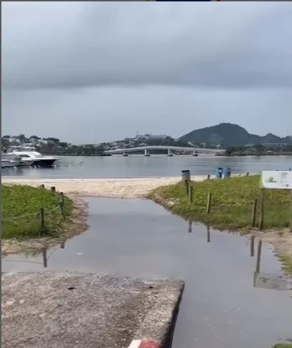 Água escura em mar da Praia do Canto não é esgoto, diz prefeitura e Cesan