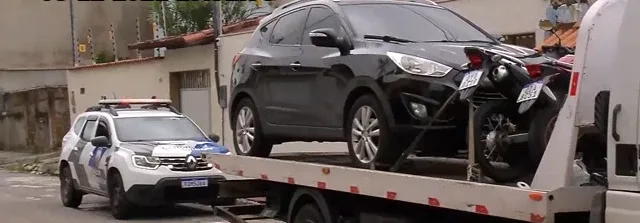 Carro invade em alta velocidade feira livre de Vila Velha