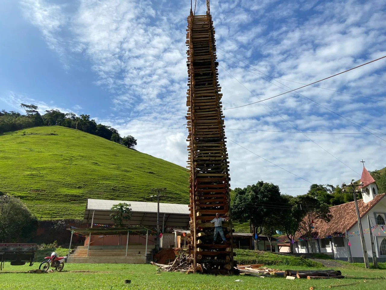 Festa de São João: tradicional fogueira gigante de Rio Novo do Sul terá 23 metros de altura