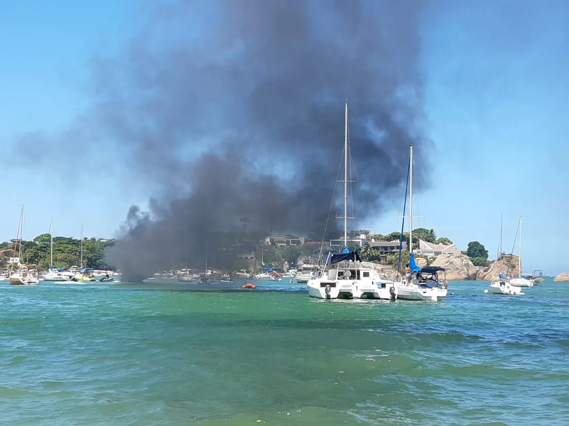 VÍDEO | Lancha pega fogo nas proximidades da Ilha do Frade, em Vitória