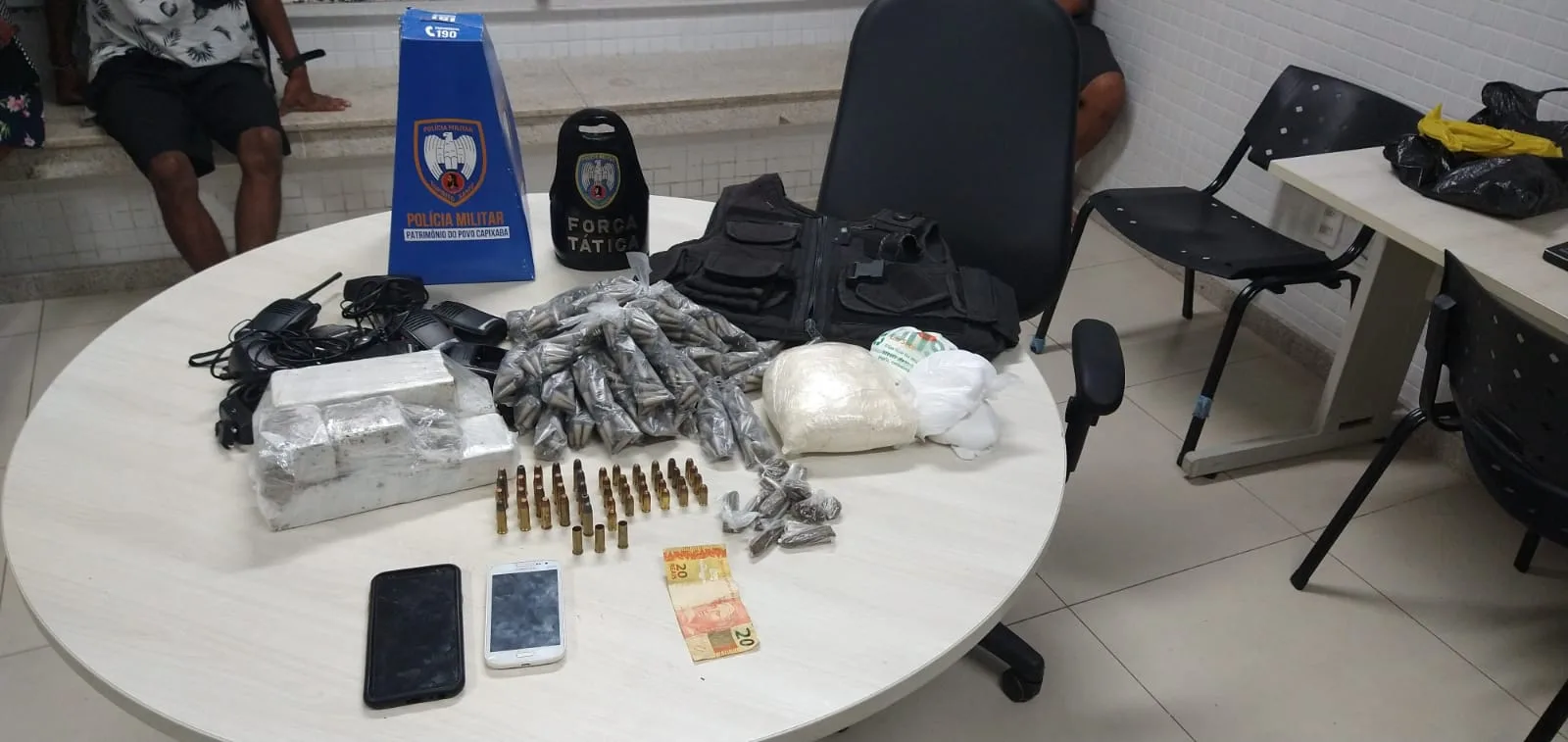 PM apreende armas, drogas e descobre base do tráfico em Cariacica