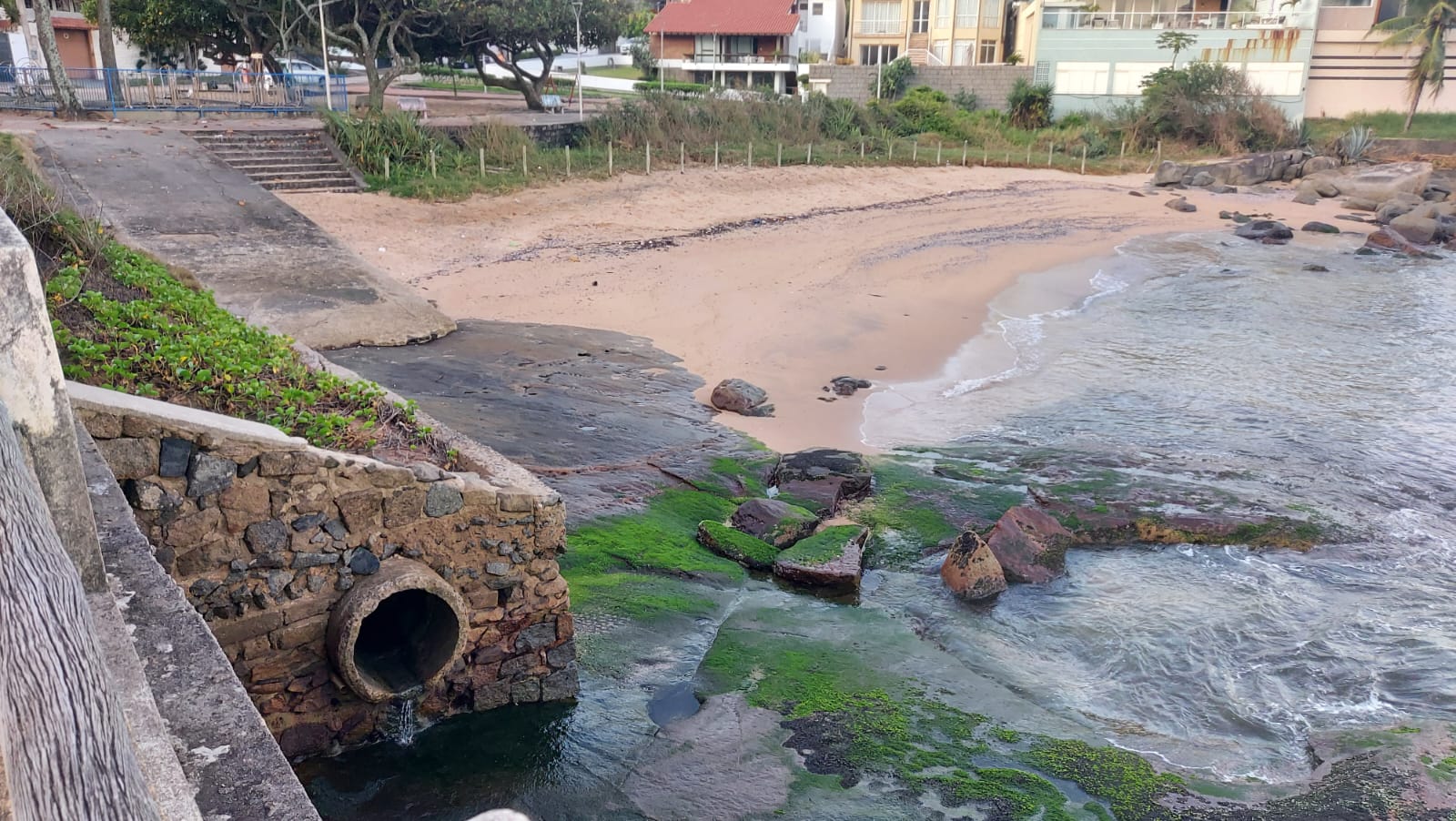 Cesan é multada em mais de R$ 41 milhões por esgoto em área ambiental de Vitória