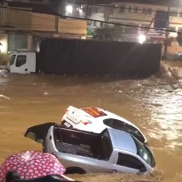 VÍDEO | Chuva no sul do ES: carros levados por correnteza, móveis perdidos, casas destruídas e rua que virou 'rio'