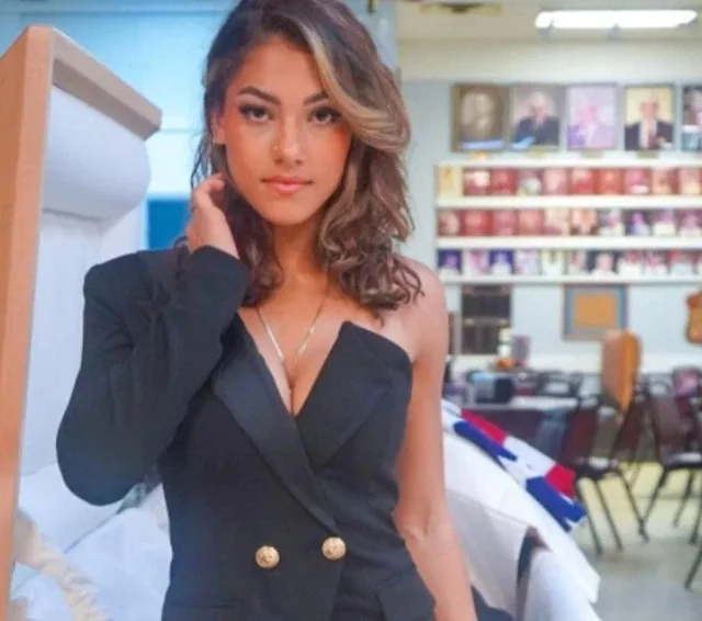 Influencer gera polêmica ao postar fotos sensuais perto do caixão do pai em velório