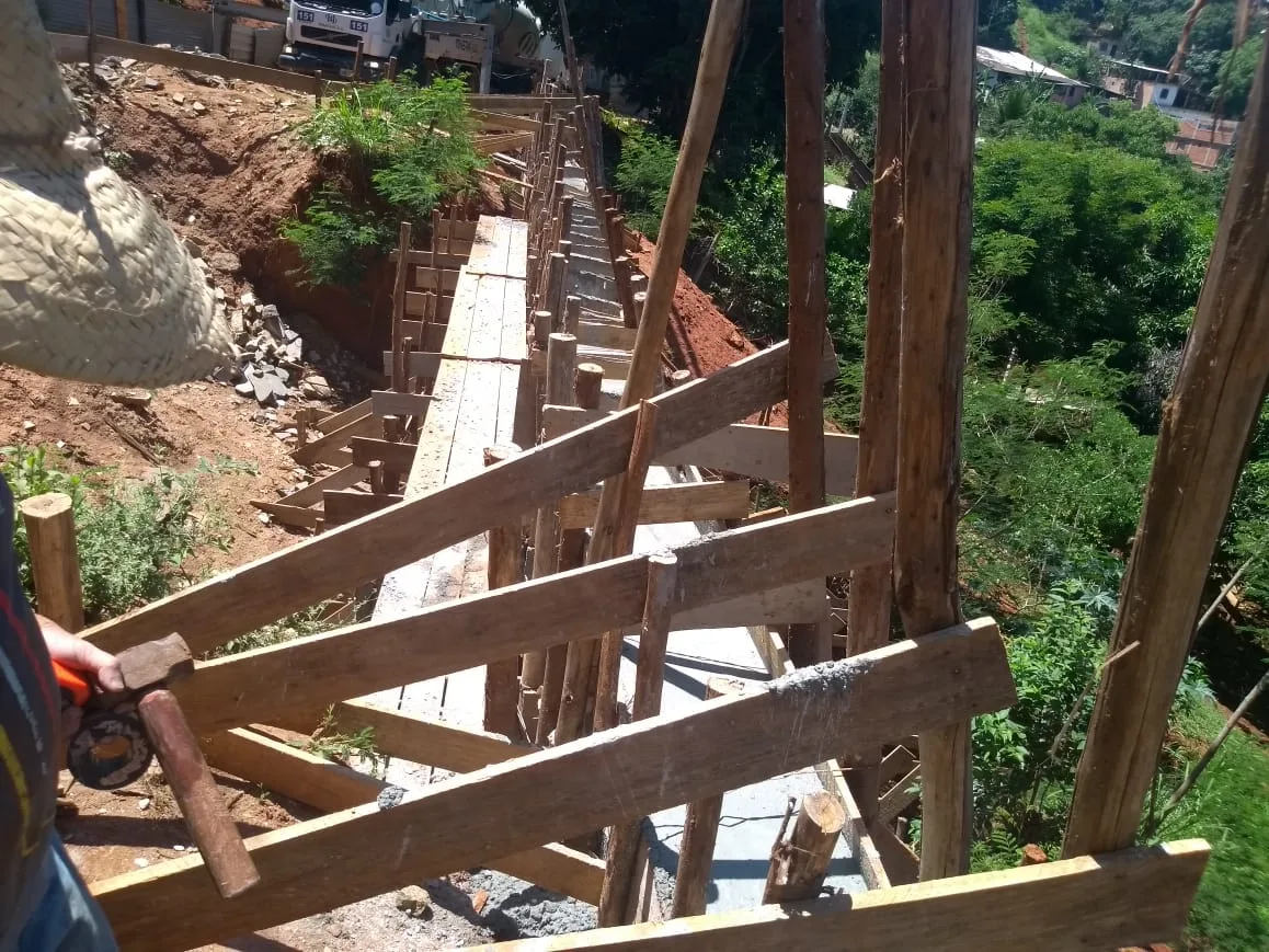 Construção de muro de contenção é concluída em bairro de Cachoeiro