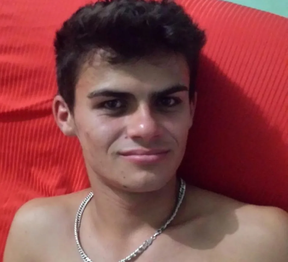 Jovem morre e irmão gêmeo é baleado em tentativa de latrocínio em Cariacica