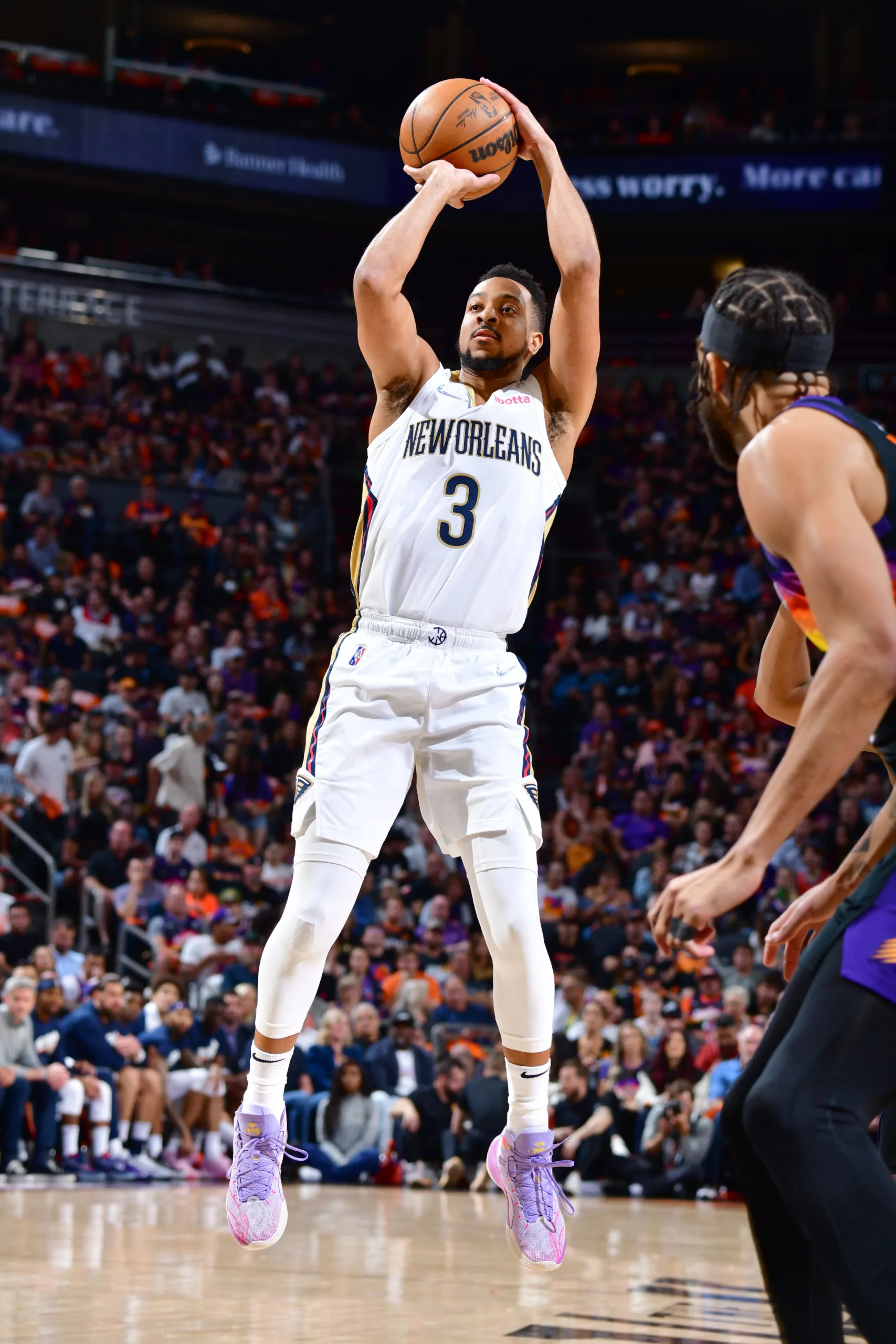 Pelicans surpreendem Suns fora de casa e empatam série nos playoffs da NBA