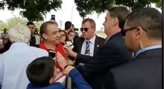 Dupla de 'youtubers' registra dia a dia de Bolsonaro, mas causa desconfortos no Alvorada