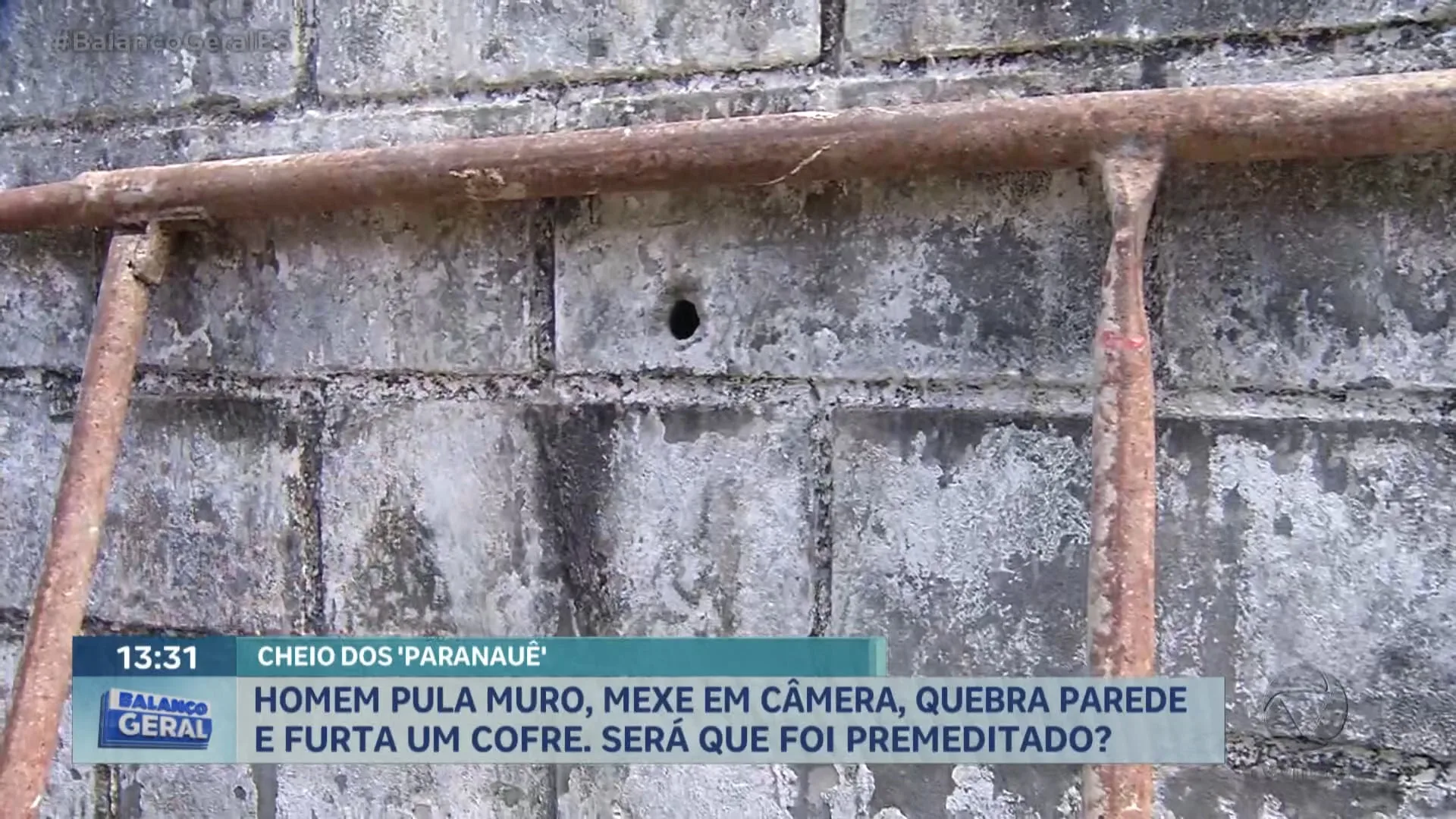 Homem pula muro, mexe em câmera, quebra parede e furta cofre