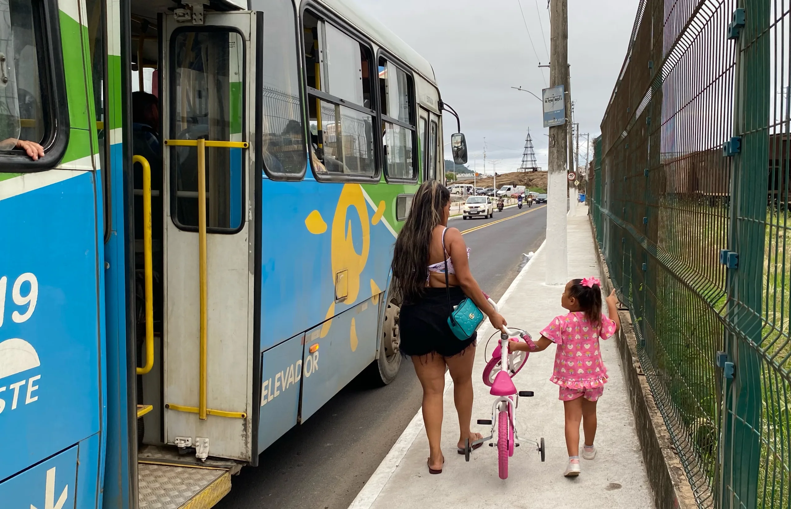 VÍDEO | Nova orla de Cariacica: pontos de ônibus não têm abrigo em um lado da avenida