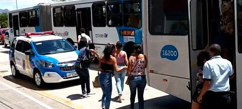 Suspeitos de assalto dentro de ônibus do Transcol são detidos em Vitória