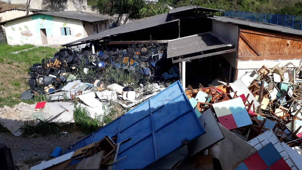 Descarte de mesas e cadeiras escolares incomodam moradores em Vitória