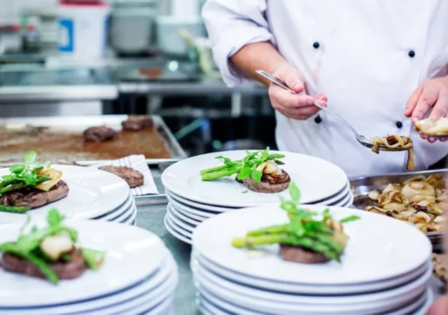 Inscrições abertas para cursos de garçom e auxiliar de cozinha em Cariacica