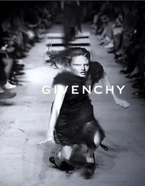 Modelo brinca com tombo que levou durante desfile para Givenchy